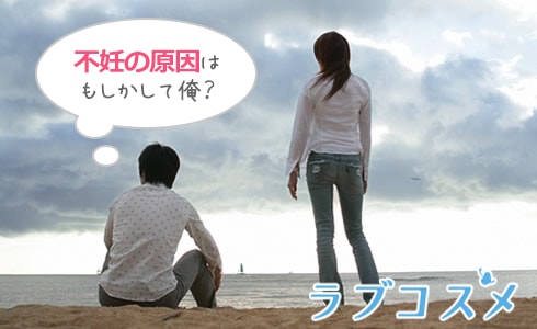 海を眺めるカップル