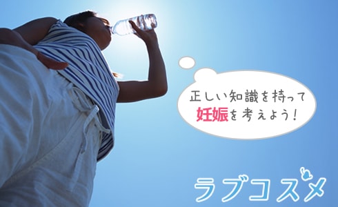 水を飲む女性
