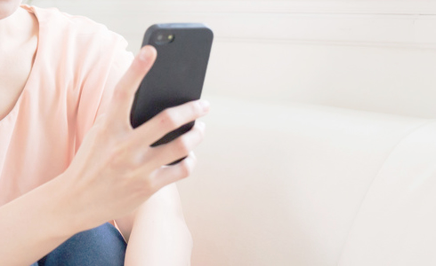 スマフォを持つ手