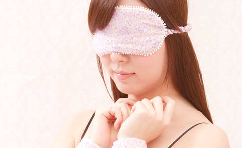 目隠しした女性