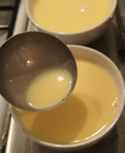 ご飯茶碗に２を8分目まで注ぎ表面に浮いた泡を取り除く。