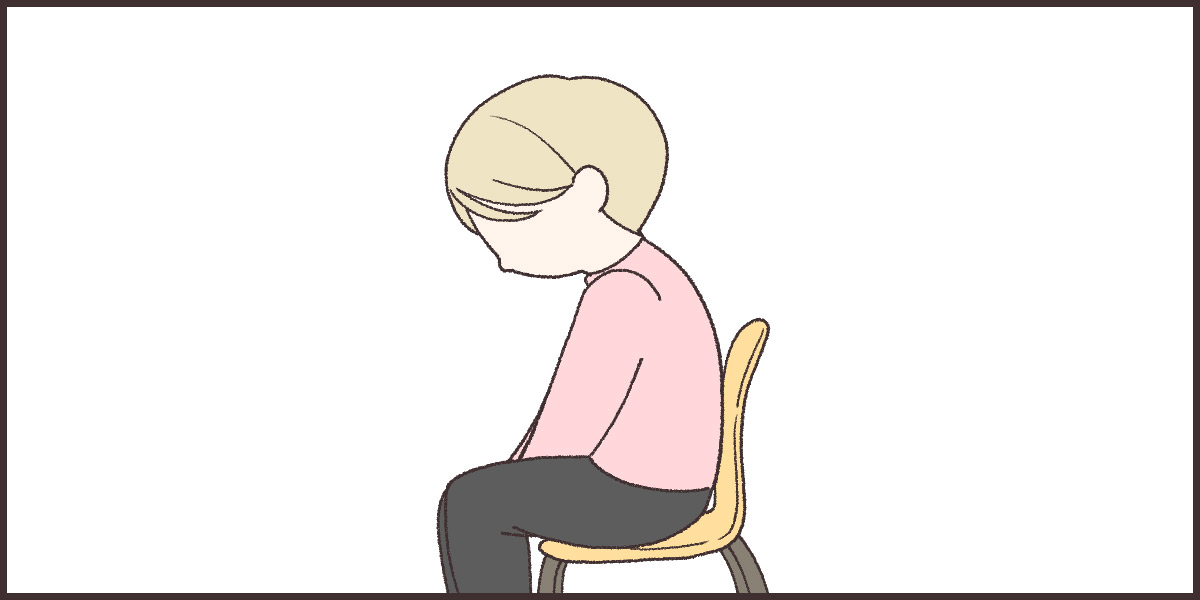 猫背で、あごを引きぎみな姿勢